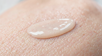 Kırışıklık karşıtı cilt bakımı için vazelin: Dermatolojik Etkiler ve Bariyer Koruma Analizi