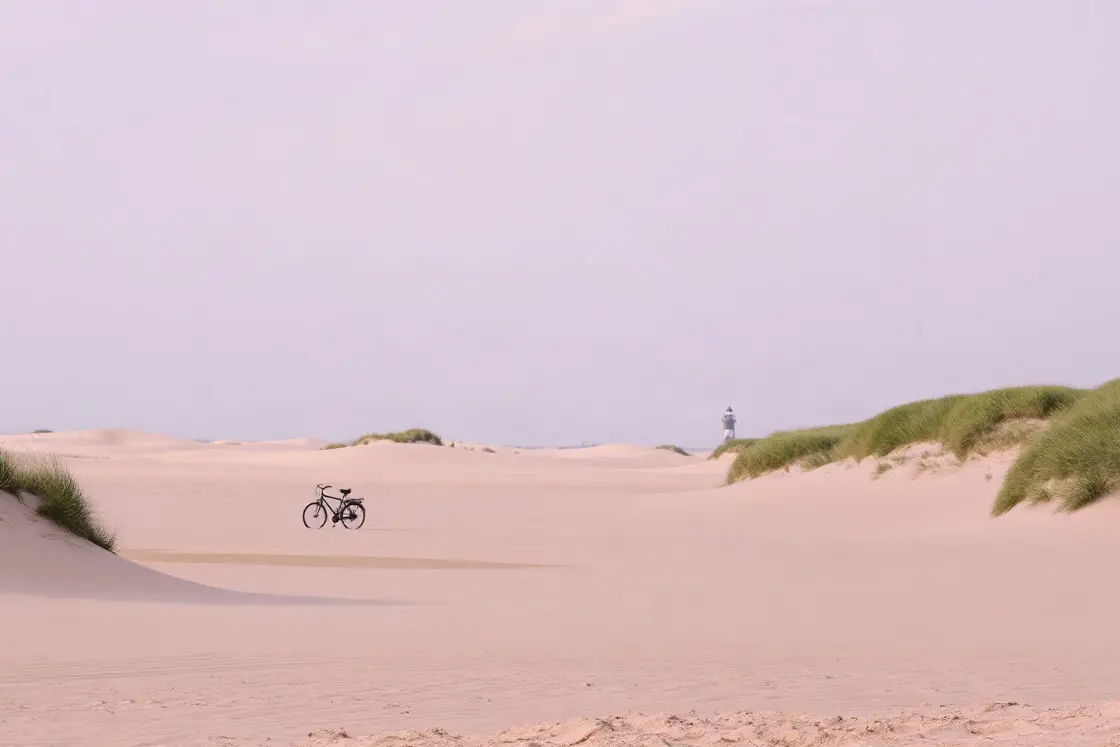 4-daagse kustvakantie naar Ameland met hotel, ontbijt en diner inbegrepen: onafhankelijke reisgids voor vervoer, verblijf en kosten