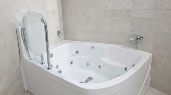 Walk In Tubs on Sale: A Consumer's Guide to Clearance Models, Key Features, and Market Pricing