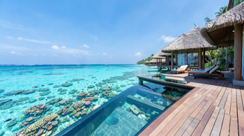 Analisi di Mercato e Guida ai Costi per un Viaggio di lusso alle Maldive: 10 giorni con volo e bungalow sull'acqua