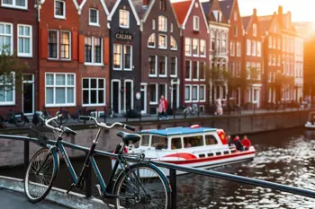 Analyse af storbyrejser: 4-dages all-inclusive Amsterdam-pakke med flyvning og hotel