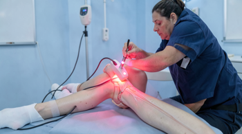 Lasertherapie für Gelenkschmerzen: Ein Leitfaden zur Linderung, Evidenz und sicheren Einordnung
