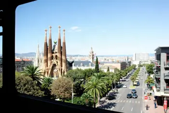 Paquete de 5 días en Barcelona con billetes de autobús y hotel incluido: análisis de opciones y condiciones