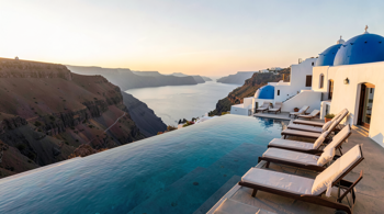Luksuriøst resort-ophold med alt inkluderet i 3 nætter på Santorini inklusiv fly: En analyse af rejseformatet og markedsmuligheder