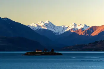 Explore Queenstown on a 7-day holiday with breakfast and a Milford Sound cruise: A Comprehensive Travel Analysis