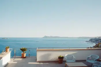 Hôtels à Sainte-Maxime avec vue sur mer : tarifs par nuit, analyse des écarts saisonniers