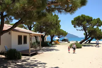 Bungalows für Familien in Sardinien mit direktem Strandzugang und Kinderanimation: Sachliche Einordnung für die Reiseplanung