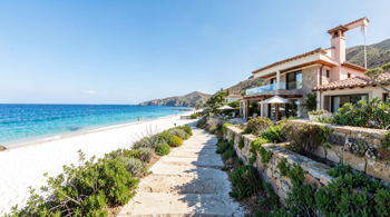 Affitto di una villa vista mare in Sardegna per 7 giorni con accesso diretto alla spiaggia: analisi delle soluzioni e considerazioni logistiche