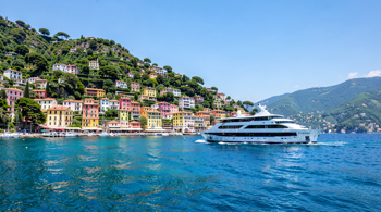 Crociera di due giorni da Napoli a Ischia con trattamento di pensione completa: analisi delle opzioni di viaggio