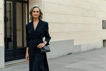 Abiti eleganti per donne oltre i 50 anni nel 2026: analisi delle linee, dei materiali e delle occasioni