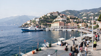 Vacanza all-inclusive di 10 notti a Ischia con voli e pasti inclusi: analisi dei servizi, costi e limiti