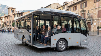 Tour in autobus di breve durata per persone della terza età: criteri, itinerari e aspetti pratici