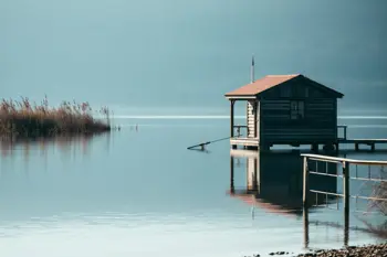 Angelhütte direkt am Wasser: Naturerlebnis buchen: Eine sachliche Orientierung für Angler