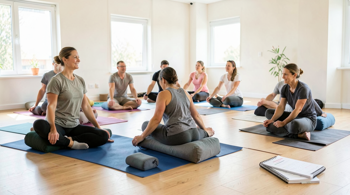 Yogacursussen in 2026: een journalistieke analyse van lessen, opleidingen en retreats
