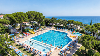 Camping 4 étoiles avec piscine chauffée en août : guide analytique des destinations et critères essentiels