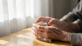 Vitamin-D-Mangel bei Senioren: 4 Warnzeichen, die Betroffene und Angehörige kennen sollten