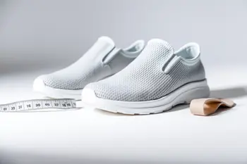 Breathable Orthopedic Slip-On Sneakers Designed for Seniors: A Clinical Guide to Features, Brands, and Fit Considerations