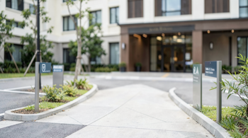 Hoteles con aparcamiento privado para viajeros que buscan comodidad: un análisis sobre la movilidad urbana y el descanso