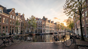 Séjour de 4 jours à Amsterdam : vol, hôtel et petit-déjeuner inclus : une analyse des options de voyage