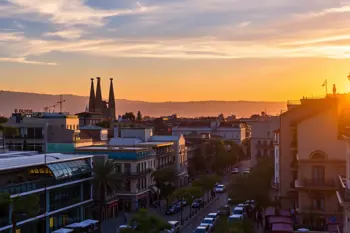 5-dages pakkerejse til Barcelona med fly og hotelophold: En analytisk gennemgang af rejsemuligheder