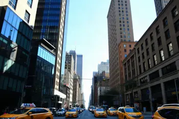 Sommarresor till New York: En analytisk guide för svenska resenärer