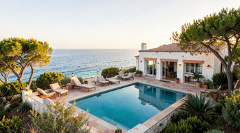 Séjour de 10 jours en villa méditerranéenne avec accès direct à la plage : ce que les voyageurs doivent savoir avant de réserver