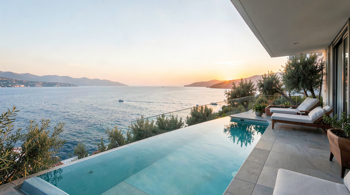 Apartamente cu piscină și vedere la mare în Grecia: O analiză a peisajului imobiliar și turistic