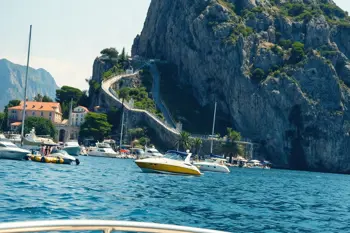 Weekend a Capri: 2 Notti con Partenza da Napoli: guida pratica e analisi dell’itinerario