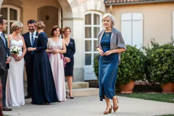Robe élégante pour femme de plus de 60 ans assistant à un mariage : repères de style et de confort
