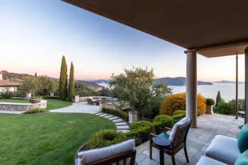 Villa sul Trasimeno con accesso diretto alle acque: analisi del mercato e dei vincoli