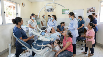 Servicios dentales accesibles en clínicas comunitarias mexicanas: Análisis de programas y cobertura