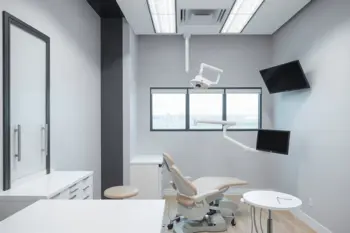 Ricerca specialisti in sbiancamento dentale che accettano nuovi pazienti online: Guida informativa ai protocolli e alla scelta del professionista