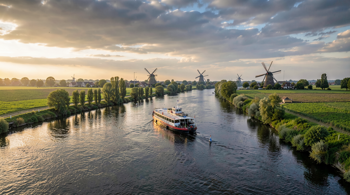 Flusskreuzfahrt Düsseldorf-Amsterdam entlang des Rheins: Ein wissenschaftlicher Leitfaden zu Routenstrukturen, Kulturlandschaften und logistischen Rahmenbedingungen