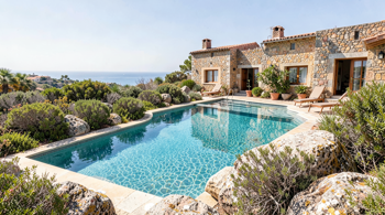 Ville adatte alle famiglie in Sardegna con piscina riscaldata: analisi dell'offerta e criteri di selezione