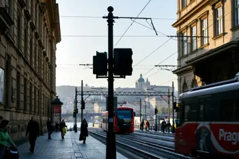 3-dňový víkendový pobyt do Prahy s dopravou vlakom a ubytovaním v roku 2026: analytický sprievodca plánovaním