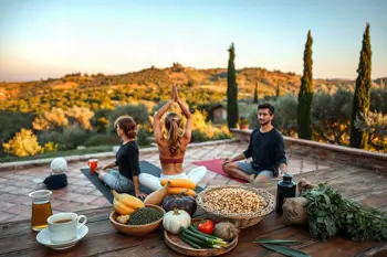 Settimana di yoga in Toscana: sessioni di meditazione e alimentazione naturale per il benessere: guida analitica alle esperienze residenziali