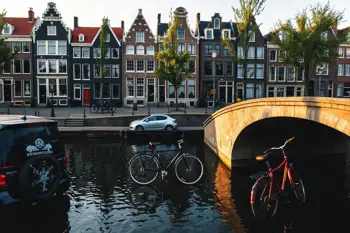 3-dages storbyferie til Amsterdam med direkte fly og centralt beliggende hotel inkluderet: En guide til planlægning og logistik
