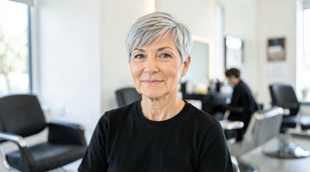 Coupes de cheveux courtes pour femmes 60+ : Guide Analytique des Styles, Tendances et Conseils d'Entretien
