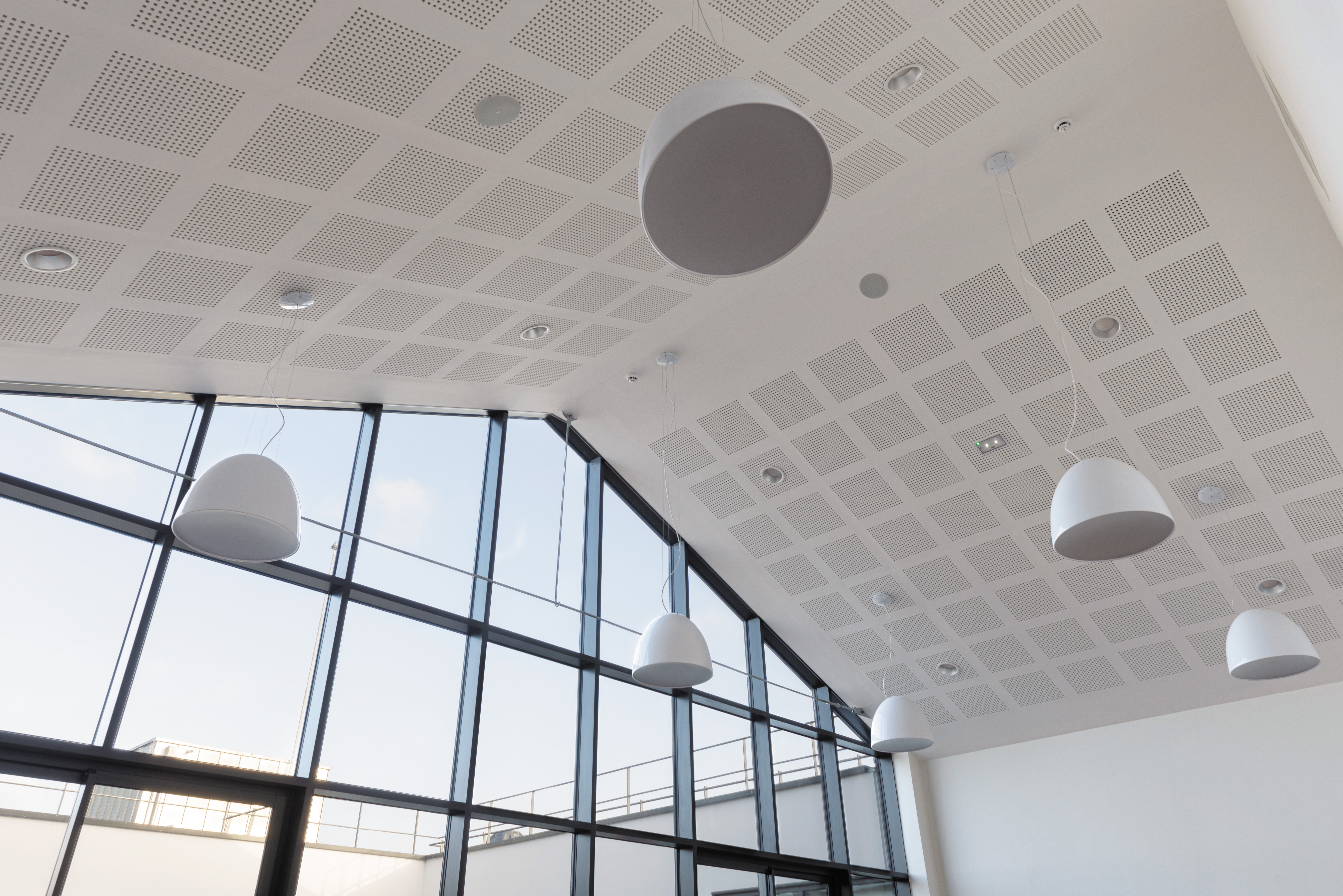 Plafond acoustique démontable en dalles de plâtre perforées