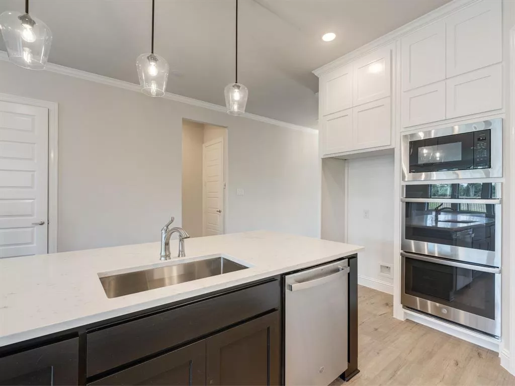 2541 Stadium View Drive, Fort Worth, Texas 76118