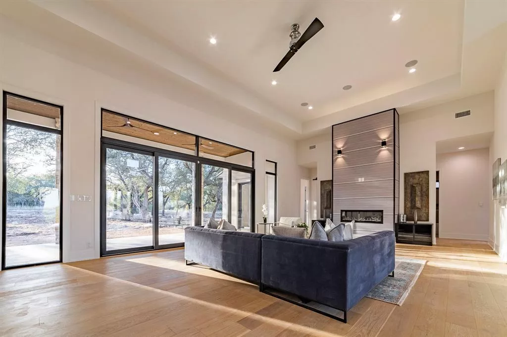 308 Oakpark Drive, Spicewood, Texas 78669