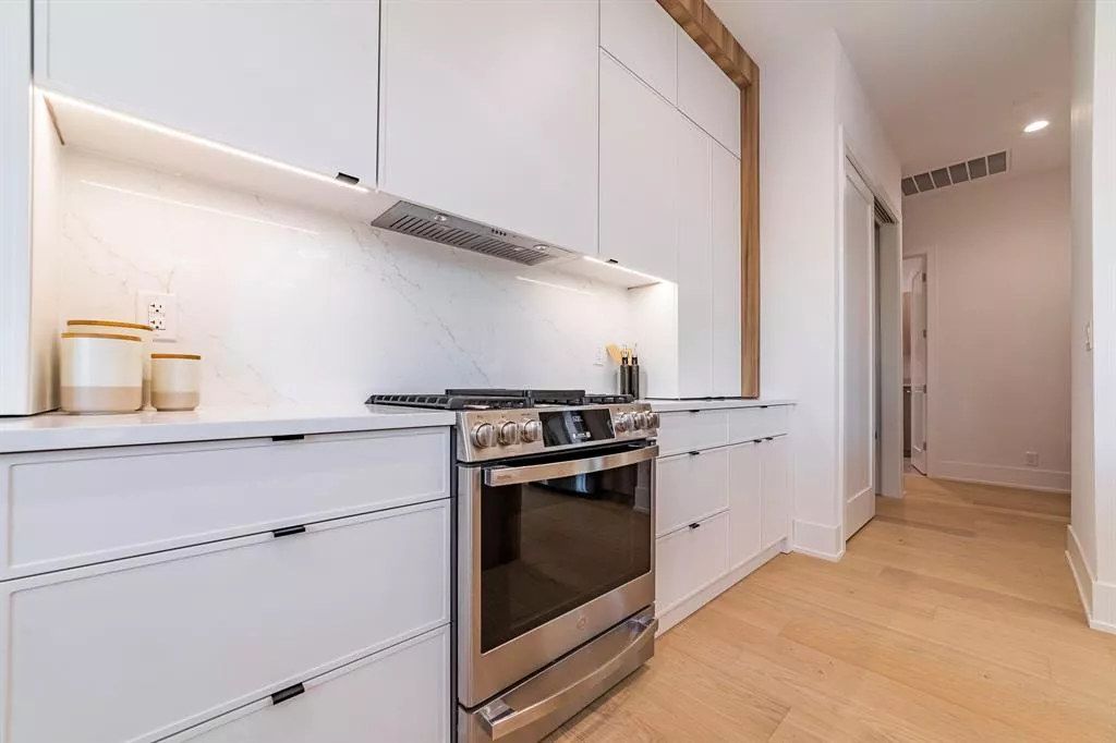 308 Oakpark Drive, Spicewood, Texas 78669