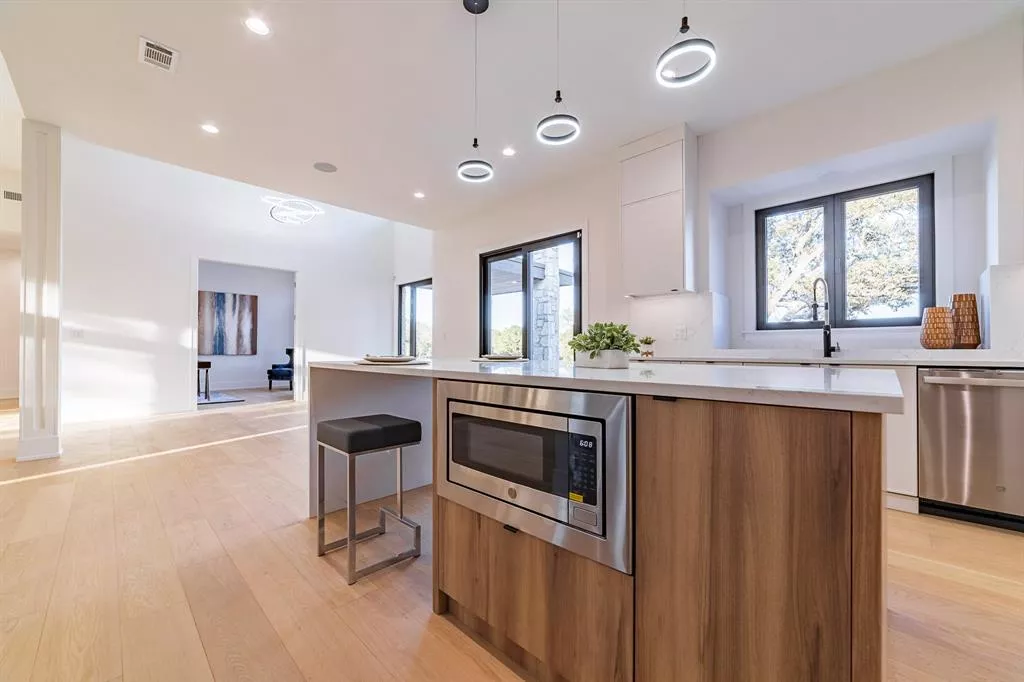 308 Oakpark Drive, Spicewood, Texas 78669