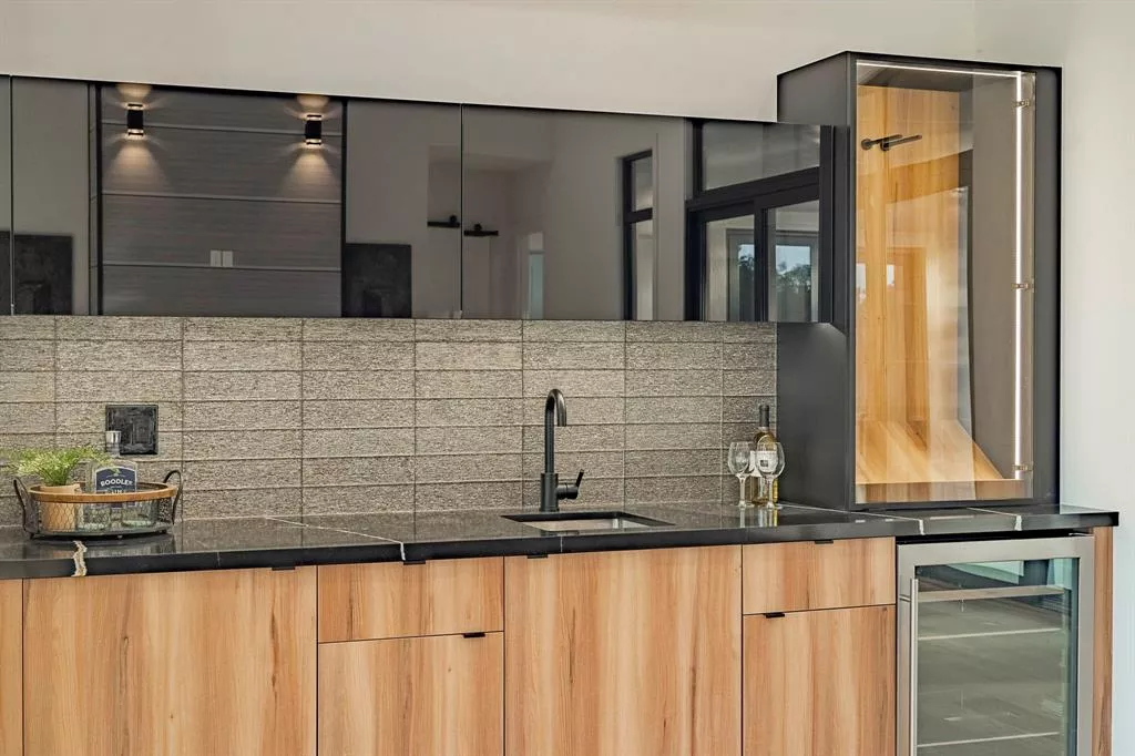 308 Oakpark Drive, Spicewood, Texas 78669