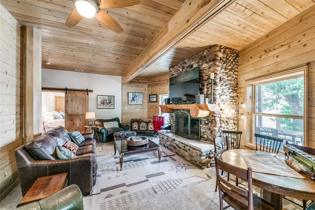 4256 lakewood Drive, Fort Worth, Texas 76135