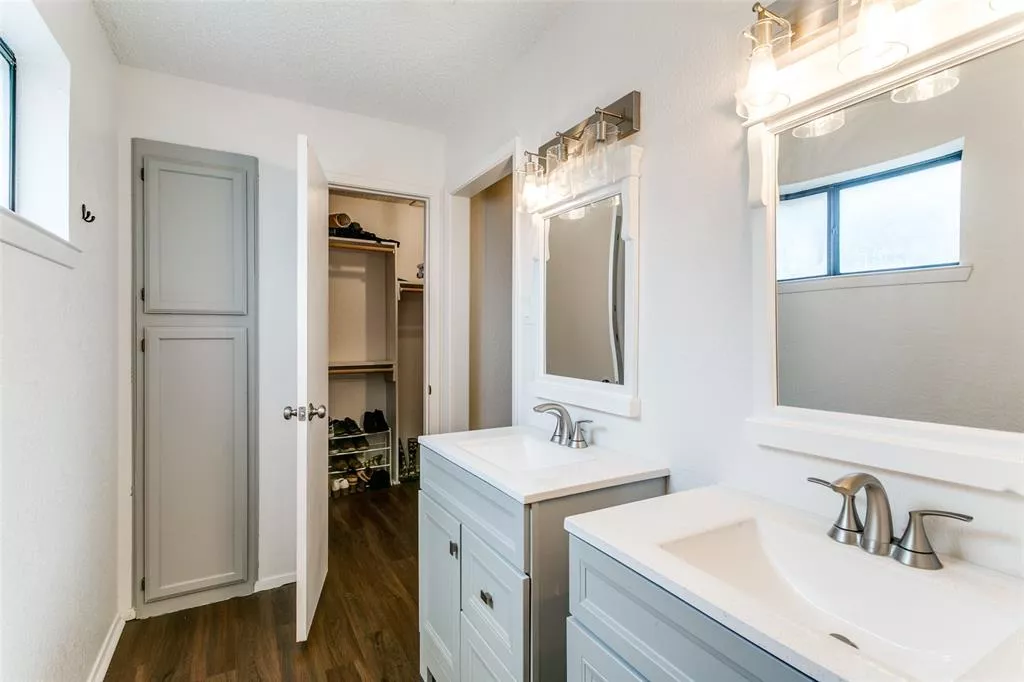 4716 Oarlock Drive, Fort Worth, Texas 76135