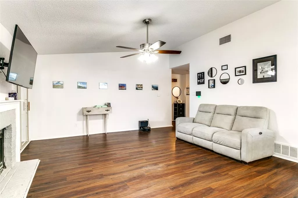 4716 Oarlock Drive, Fort Worth, Texas 76135