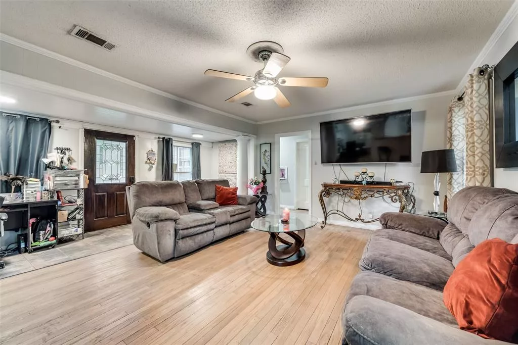 1047 Creekside Drive, Dallas, Texas 75217