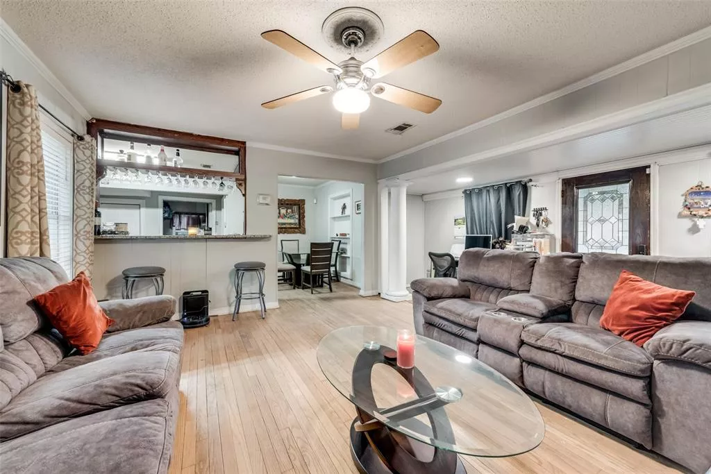 1047 Creekside Drive, Dallas, Texas 75217