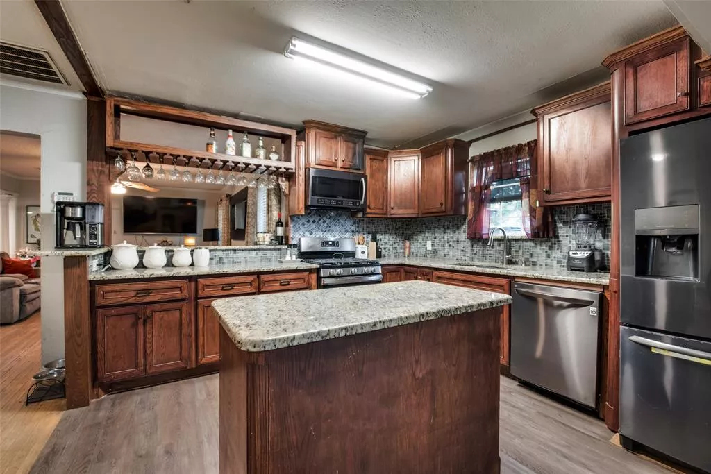 1047 Creekside Drive, Dallas, Texas 75217